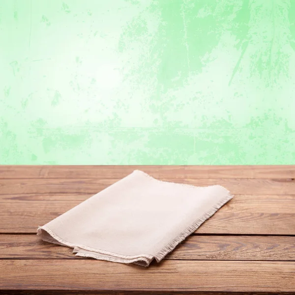 木制桌子上空的白色餐巾 背景为春绿 Napkin关闭顶部视图模拟 成熟的厨房美学乡村风雅的背景 — 图库照片