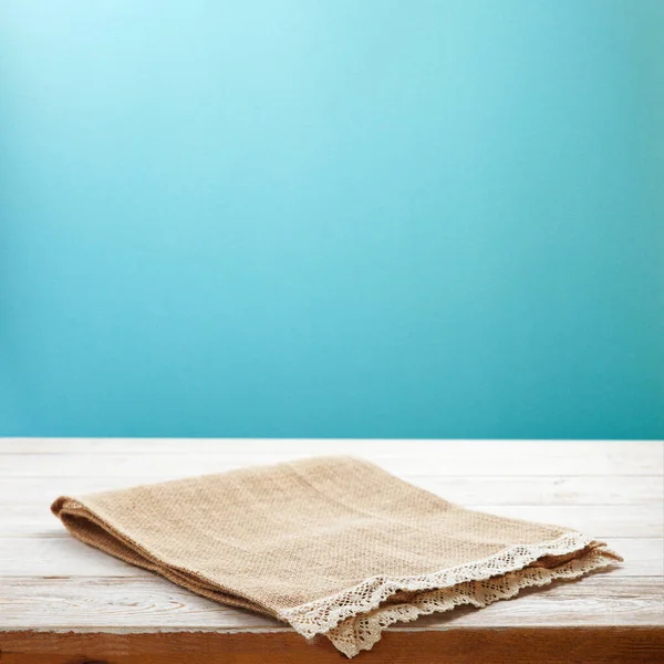 캔버스 냅킨에 레이스를 식탁보를 파란색 배경을 놓는다 제품을 진열하거나 제작하는 — 스톡 사진