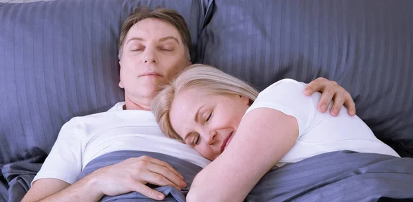 幸福的夫妻躺在床上 享受彼此的陪伴 美丽的恋人在床上接吻 — 图库照片