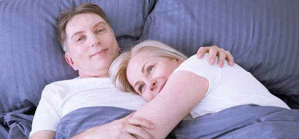 Dojrzałe Heteroseksualne Piękne Para Leżące Łóżku Sypialni Domu — Zdjęcie stockowe