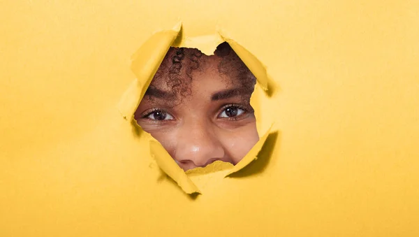 Překvapený Mladý Afroameričanka Dívá Hravě Roztrhaném Papírové Díře Vzrušený Veselý — Stock fotografie