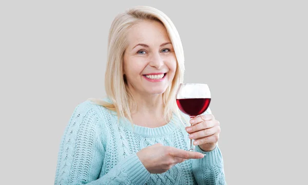 Beautiful Middle Aged Woman Drinking Red Wine Eyes Closed Home — Stock Photo, Image