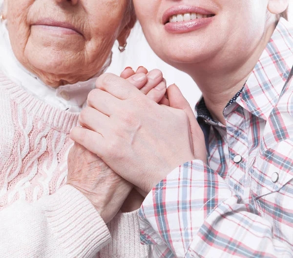 Φροντιστής Και Ηλικιωμένη Γυναίκα Στο Σπίτι Κάθονται Στον Καναπέ Έννοια — Φωτογραφία Αρχείου