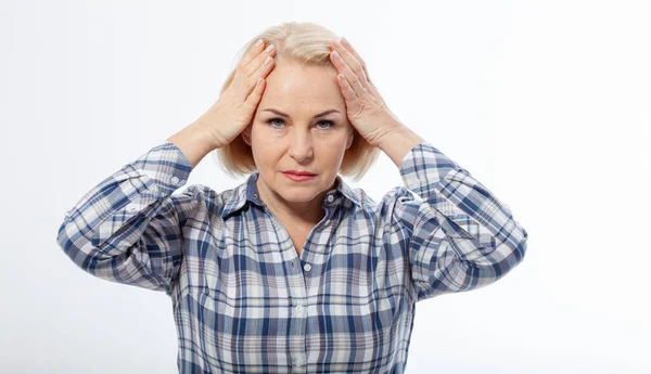 閉経期の病気で頭痛片頭痛の寺院に苦しんでいる美しい成熟した中年の高齢女性のクローズアップ肖像 高血圧を持っていることを心配 — ストック写真