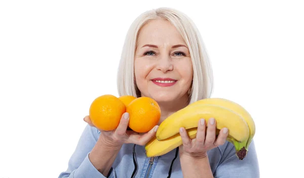 Boldog Szőke Hajjal Gyönyörű Mosollyal Két Narancsot Egy Banánt Tart — Stock Fotó