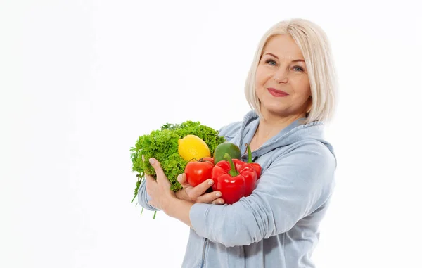 一个金发碧眼 面带笑容的快乐女人 手里拿着蔬菜 红辣椒和生菜 以获得健康的饮食 健康吃蔬菜的概念 — 图库照片