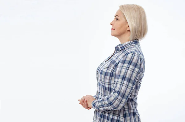 Çekici Orta Yaşlı Kadın Kollarını Kavuşturmuş Beyaz Arka Planda Soyutlanmış — Stok fotoğraf
