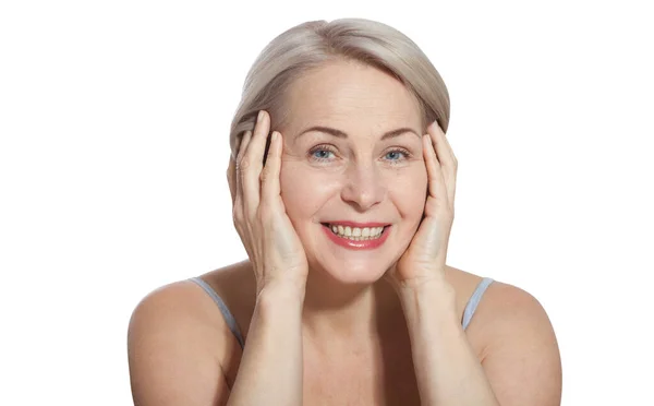 Schöne Blonde Frau Mittleren Alters Zeigt Ihr Perfekt Gepflegtes Gesicht — Stockfoto