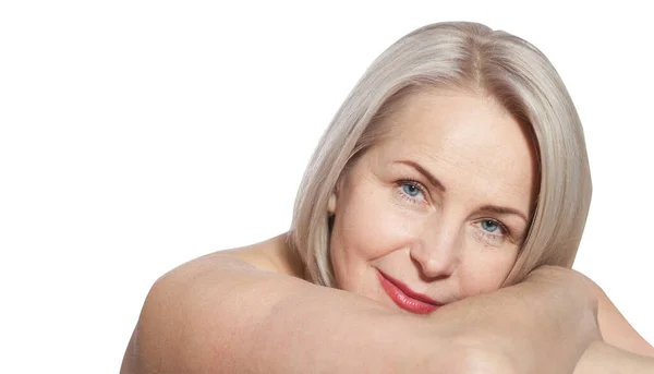 Vacker Medelålders Blond Kvinna Visar Upp Sin Perfekt Välvårdade Ansikte — Stockfoto