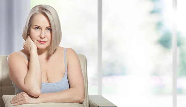 Schöne Blonde Frau Mittleren Alters Sitzt Entspannt Fenster Selektiver Fokus — Stockfoto
