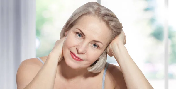 Glad Vacker Medelålders Blond Kvinna Visar Upp Sin Perfekt Välvårdade — Stockfoto