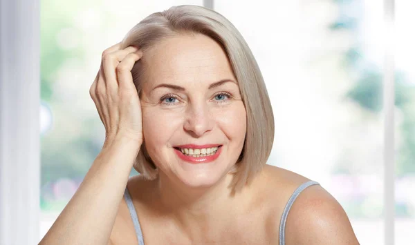 Glückliche Schöne Blonde Frau Mittleren Alters Zeigt Ihr Perfekt Gepflegtes — Stockfoto