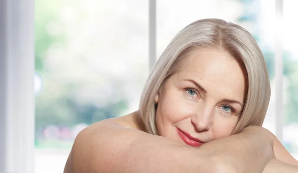 Happy Beautiful Middle Aged Blonde Woman Shows Her Perfectly Well — Stock Photo, Image