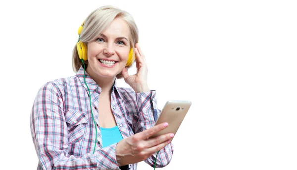 Mujer Feliz Auriculares Escuchando Música Desde Smartphone Aislado Concepto Personas —  Fotos de Stock