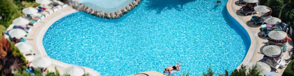 Bird Eye View Stunning Blue Curved Swimming Pool Sun Loungers — Stock Photo, Image