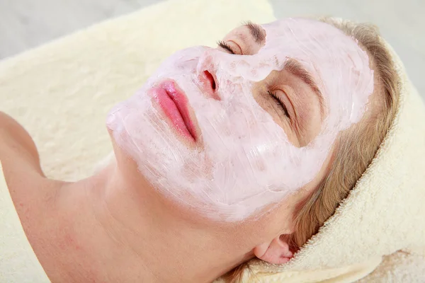 Mujer Spa Aplicando Mascara Facial Tratamientos Belleza Retrato Cerca Una — Foto de Stock