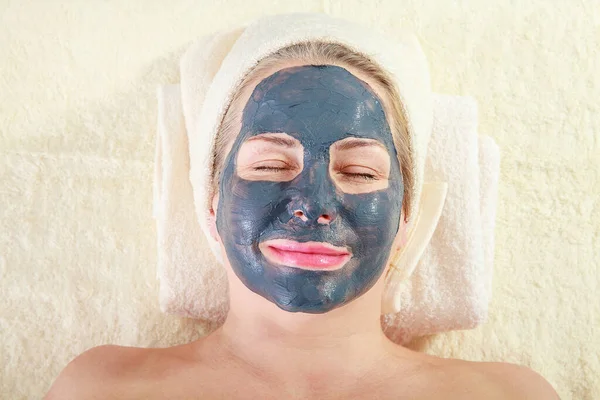 Revitalizing Self Care Woman Enjoying Spa Day Clay Facial Mask — Stock Photo, Image