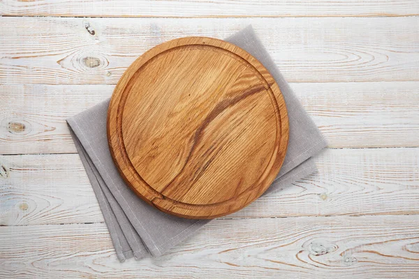 木製の机のモックアップのピザのためのナプキンとボード 選択的焦点 — ストック写真