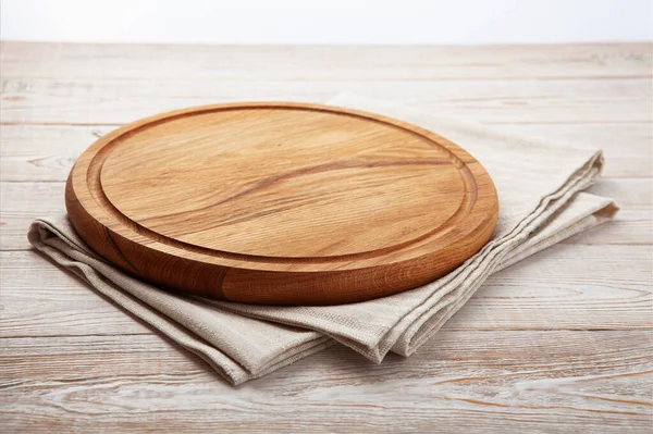 白い木製のデッキには 空のピザボードとキャンバステーブルクロス 選択的焦点 — ストック写真