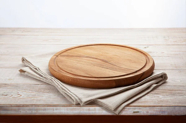 Leere Pizzaschachtel Und Leinentischdecke Auf Weißem Holzdeck Selektiver Fokus — Stockfoto