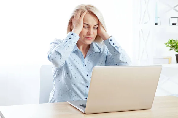 Kronik Baş Ağrısı Migren Yerinde Hafıza Sorunları Yaşayan Stresli Yorgun — Stok fotoğraf