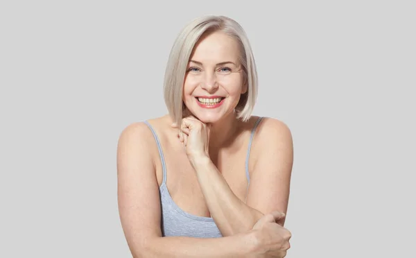 Fantastisk Medelålders Blond Kvinna Visar Sitt Utsökt Välskötta Ansikte Närbild — Stockfoto