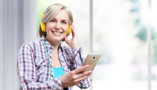 Kulaklıklı Mutlu Kadın Evde Akıllı Telefondan Müzik Dinliyor Nsanlar Eğlence — Stok fotoğraf