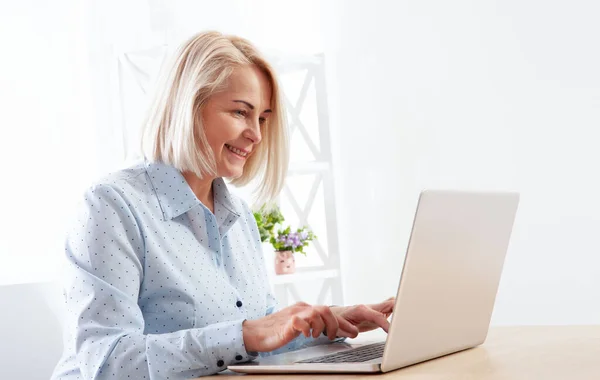 Aufnahme Einer Zufriedenen Frau Mittleren Alters Mit Ihrem Laptop Auf — Stockfoto
