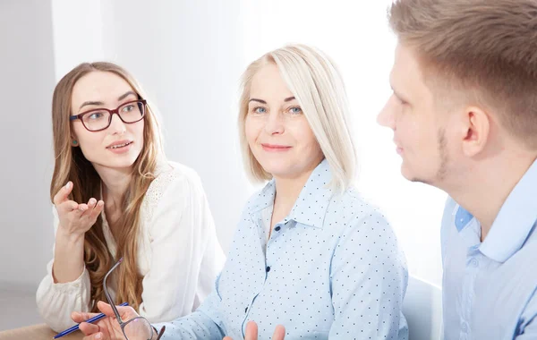 Oficina Los Gerentes Jóvenes Participan Una Conversación Con Una Mujer — Foto de Stock