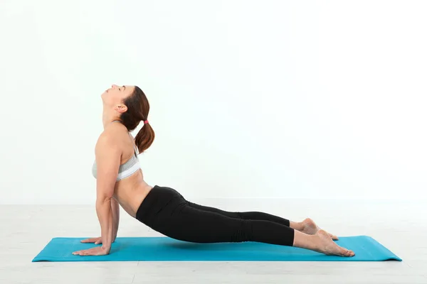 Primer Plano Una Joven Practicando Yoga Sentada Ejercicio Pose Yoga —  Fotos de Stock