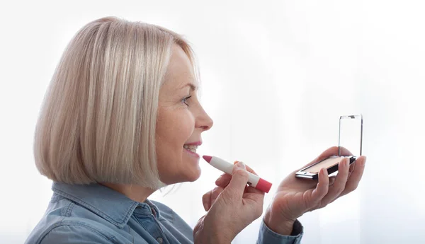 Kadın Aynanın Önünde Makyaj Yapıyor Kadınsı Zarafet Büyüleyici Hassas Elleri — Stok fotoğraf