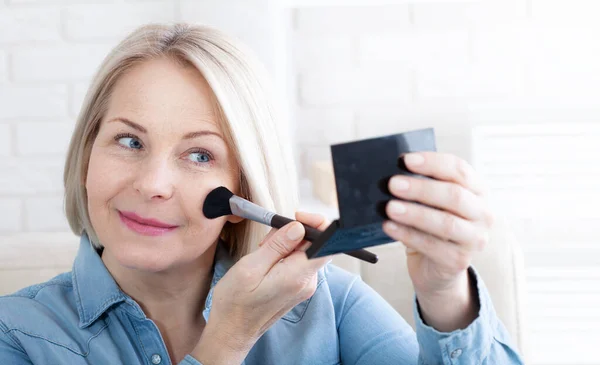 Rituels Beauté Femme Immergée Dans Processus Transformation Application Maquillage Accentuant — Photo