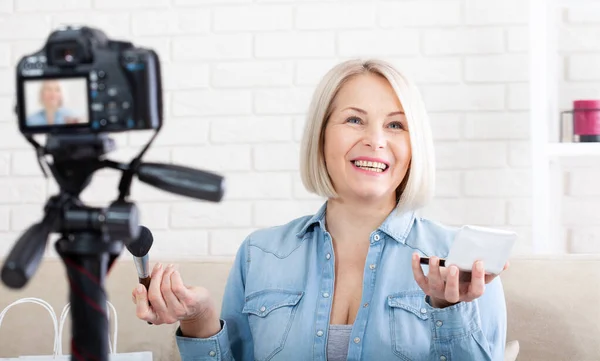 Mooie Vrouw Doen Make Demonstreren Cosmetica Schieten Zichzelf Video Camera Stockafbeelding