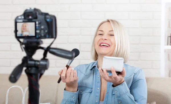 Mooie Vrouw Doet Make Demonstreren Cosmetica Schieten Zichzelf Videocamera Thuis Stockfoto