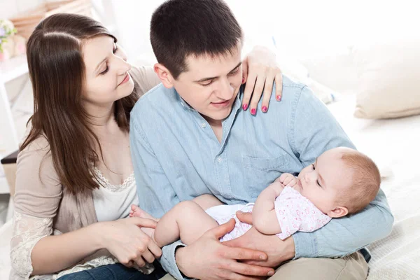 Conceito Família Bebê Com Pai Mãe Retrato Jovens Pais Felizes — Fotografia de Stock