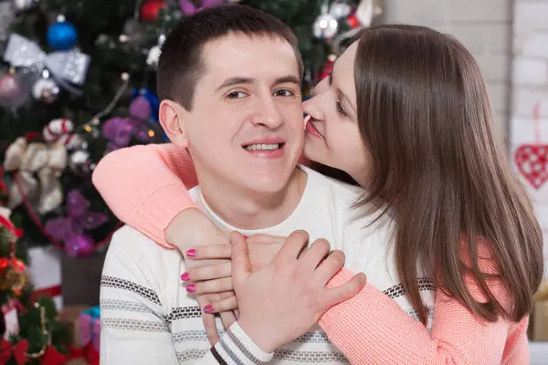 Vrolijke Paar Bedrijf Handen Genieten Van Samen Kerstavond Kersttijd Thuis Rechtenvrije Stockfoto's