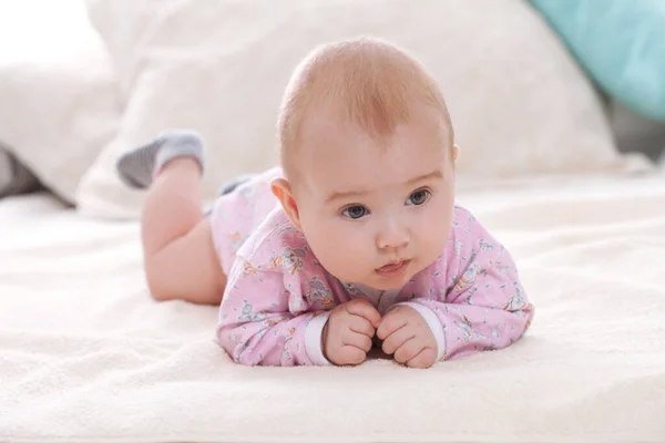 Kinder Menschen Säuglings Und Alterskonzept Schöne Glückliche Baby Auf Hellem Stockfoto