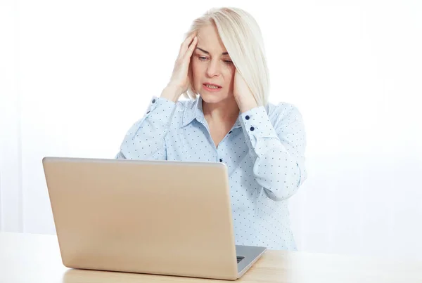 工作时患有严重慢性头痛偏头痛或记忆力丧失的疲惫而烦躁不安的成熟的老女商人 紧张而疲惫的中年妇女办公室职员感到头痛 图库图片
