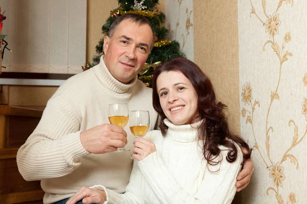 Couple Happy 微笑的家人在家里庆祝 新的一年人 对中年夫妇附近的一棵圣诞树杯香槟酒在房子的内部 图库照片