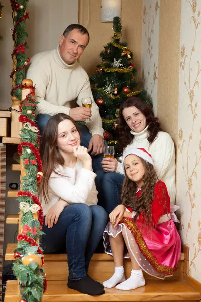 Люди Родина Різдво Концепція Усиновлення Щаслива Мати Батько Діти Обіймаються Ліцензійні Стокові Зображення