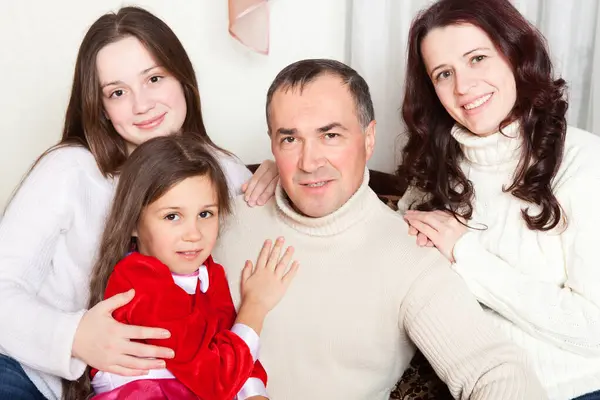 Rodzina Ludzi Boże Narodzenie Koncepcja Adopcji Szczęśliwa Matka Ojciec Dzieci Obrazek Stockowy