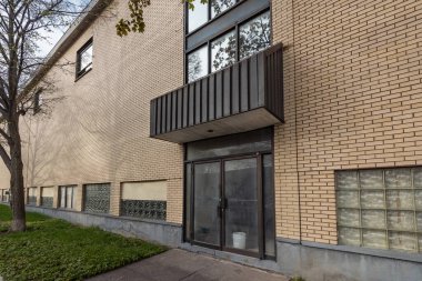 Geniş bir binanın dış cephesi.