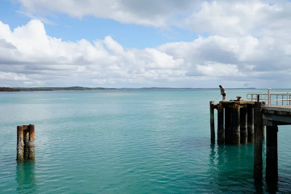 Мужчина Рыбачит Пристани Seisia North Queensland — стоковое фото