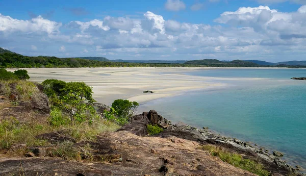 澳大利亚昆士兰州约克角半岛 从岩石突出的海滩上看风景 — 图库照片