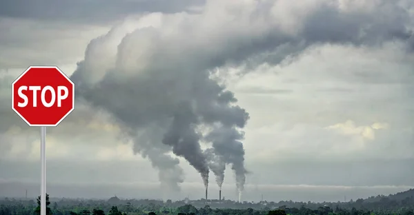 远处的工厂显示出烟雾污染环境 — 图库照片