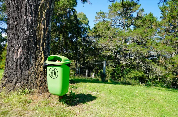 Ένα Πράσινο Κάδο Απορριμμάτων Για Κρατήσει Την Ύπαιθρο Καθαρή Από — Φωτογραφία Αρχείου