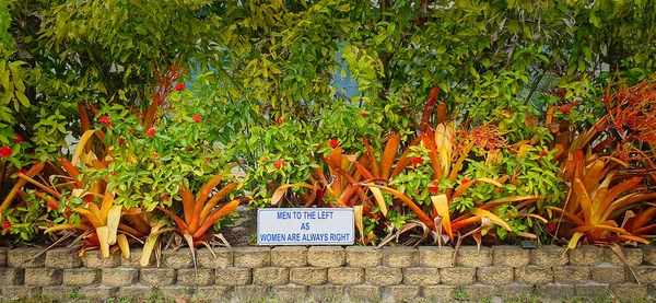 Signo Inodoro Inusual Jardín Que Muestra Dirección Para Los Hombres —  Fotos de Stock