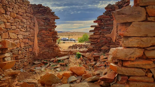 透过澳大利亚内地古老的农村废墟 用古老的建筑和晴朗的天空 大篷车和大篷车在后面 — 图库照片