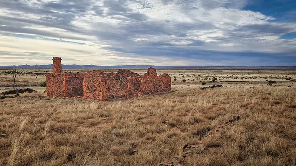 Landsbygdsruiner Australiensisk Vildmark Med Gammal Byggnad Och Klar Himmel — Stockfoto