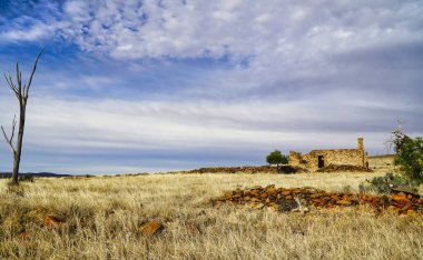 Avustralya 'nın taşrasında kırsal kalıntılar, eski bina ve açık gökyüzü..